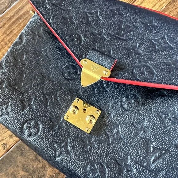 SOLD Louis Vuitton Ponchette Metís - Picture 4 of 8